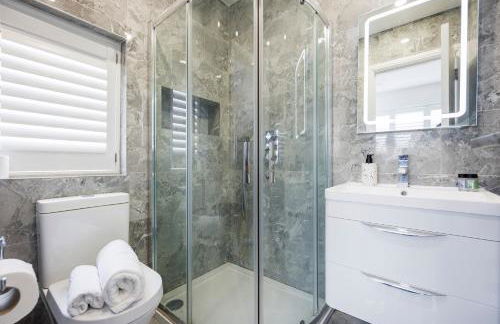 5 Bedroom House , Free Parking , Pool Table , Arcade Machine , Garden , Sleeps 9 , Offers , Ideal For Contractors , Families , Long Term Stays - Foto 33