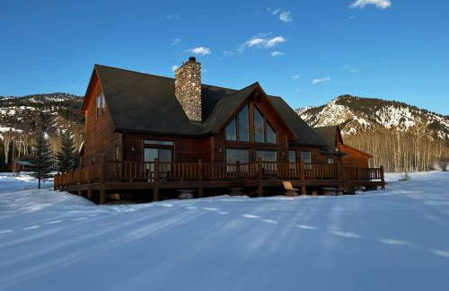 MAJESTIC VIEWS FAMILY LODGE with Large Deck - Photo 7