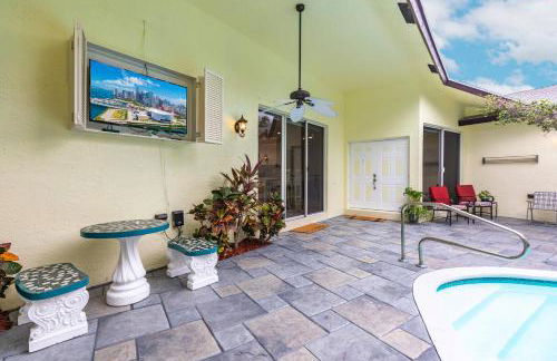 Tropical Oasis with Heated Pool - Photo 15