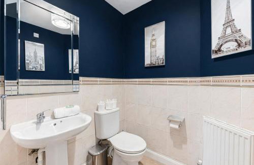 Loughton House - Central Location - Driveway Parking, Self-Check-In, Garden, Super-Fast Wifi and Smart TVs by Yoko Property - Foto 26