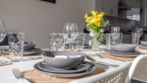 Modern 3 Bed House-Free Parking-by Holiday Homes - Foto 3