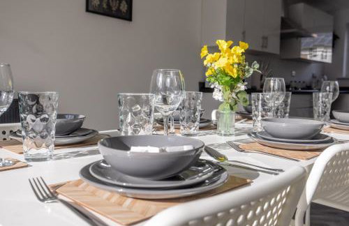 Modern 3 Bed House-Free Parking-by Holiday Homes - Foto 3