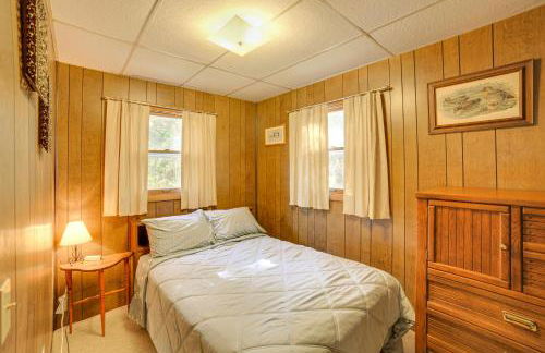 Dock and Fire Pit Lakefront Cottage in Gould City! - Foto 11