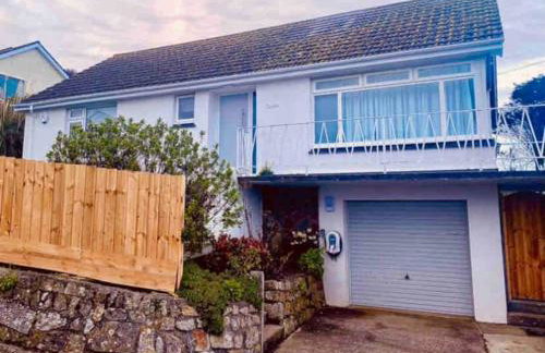 Spacious home with panoramic sea view, free parking EV & large garden - Photo 7