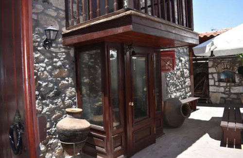 wood and stone in the path of lava - Foto 27