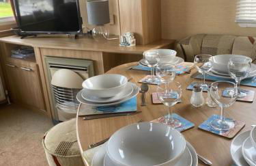 Comfy 2 bed holiday caravan - Foto 3