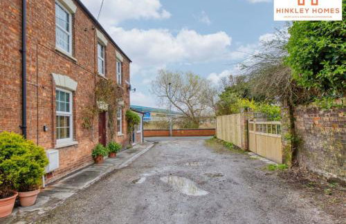 Centrally Tucked Away Private 4bed - Free parking! By Hinkley Homes Short Lets & Serviced Accommodation - Foto 42