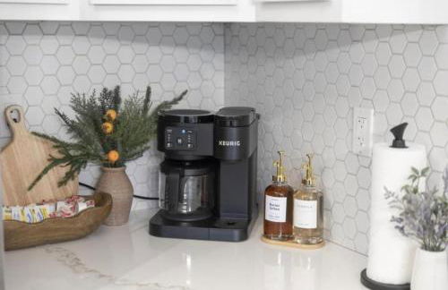 Newly Renovated and Designed Near Downtown - Foto 12