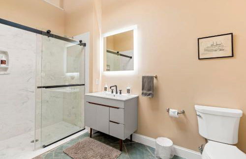 KING First Floor Sleep8 4Beds 2BA Swepson Escape - Foto 41