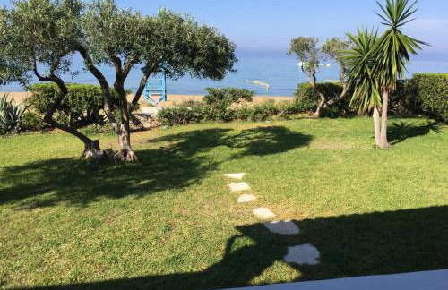 Seafront Calista Beach House With Garden - Foto 37