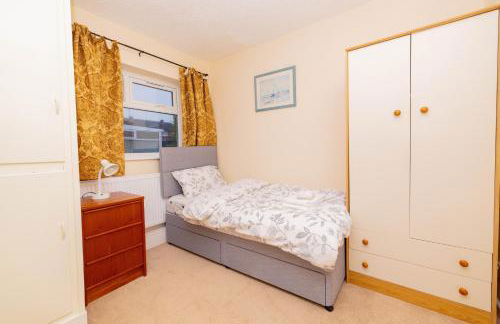 3 Bed - Sleeps 4 - Free Parking - Private Garden - Photo 14