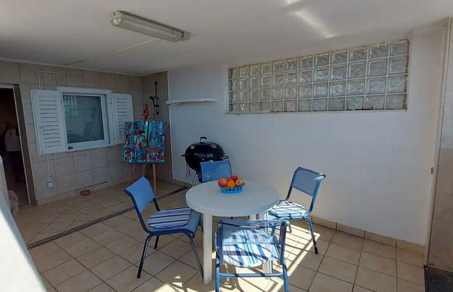 Coastal Charm in Kaštel Kambelovac With Terrace & Sea Views - Foto 11