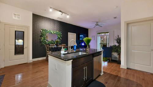 Central Houston Stay - Walk to NRG Stadium, Relax by the Pool, and More! - Foto 4