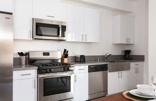 Experience Luxury 4BR Townhouse Sleeps 8 with Parking - Foto 5