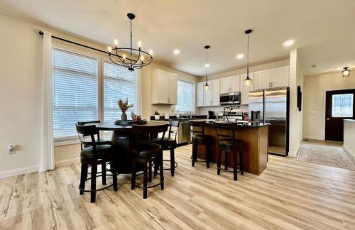 Beautiful NEW Ranch Home with a large deck and games - Foto 1