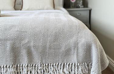 'BRAMLEY FALL COTTAGE' NEW AVAILABILITY - Attached Cottage,3 Bedrooms-1 on ground level, SLEEPS 6-2 Bathrooms, Wittering and Chichester easy drive, Child friendly,Small Breed Dog Friendly 2 max, Parking-EV Point - Foto 8