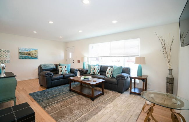 The Meadowlark Manor Spacious Backyard & Hot Tub - Photo 1