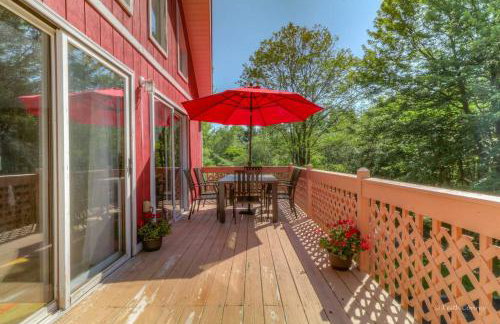 Beautiful Chalet with Hot Tub & Sauna in Poconos - Foto 9