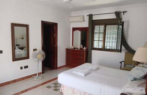 Spacious Garden Villa, private pool, huge grounds with orange trees - Foto 47