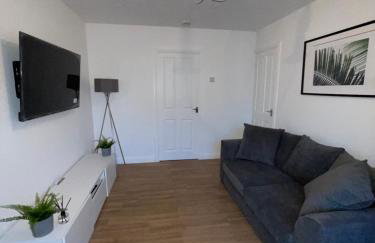 Lovely 2 bed house Cannock Driveway for 2 vehicles Perfect for contractors Business Travellers Short Stays Close to M54 M6 i54 A38 A5 McArthur Glen Designer Outlet - Foto 9