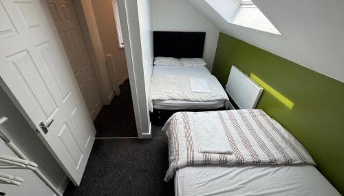 Modern 3- Bed Holiday Home - Private Parking Sleeps 10- 2 Min M62 - Foto 5