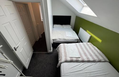 Modern 3- Bed Holiday Home - Private Parking Sleeps 10- 2 Min M62 - Foto 5