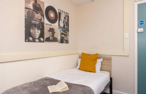 John Lester and Eddie Colman Courts in Salford - Foto 35