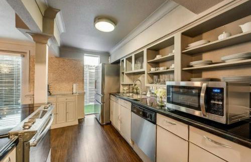 Spacious Dallas 2BR Condo Resort-Style Pool - Photo 2