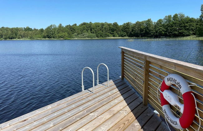 Bright Holiday House by the Lake - Photo 25