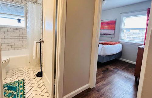 Celebration Chalet! Quant, cozy, a few blocks from BSU and close to downtown Boise, Fireplace, 4 beds, and seating for 6 Pets Welcome! - Photo 19