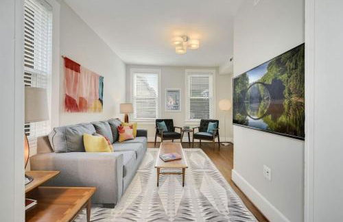 Massive Mid-Century Marvel 5 Bedrooms and Parking - Foto 1