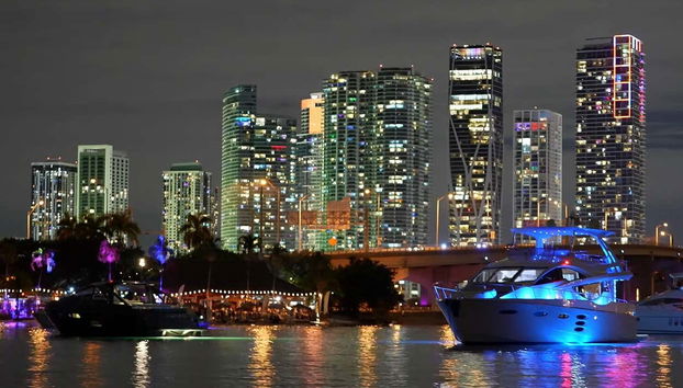 Surcando de noche la costa de Miami