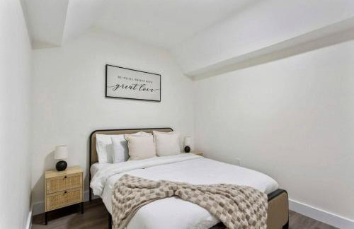 Stylish Lakehouse with Black-and-White Modern Design near Lake Hartwell, Clemson SC - Foto 29