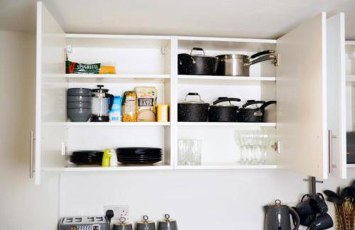 Perfect 1 Bed Apartment Sleeps 5 1 Kingsize bed 1 double Sofabed & Foldable Single bed Free Parking Wifi good transport network shopping Holiday Makers Families Contractors in North London - Photo 32