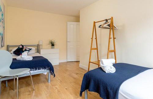 2 bedroom Large Town Centre Apartment FREE Parking - Foto 16