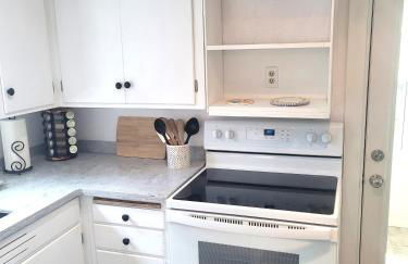 Restoration - Hot Tub, AC, and Great Location! - Foto 31