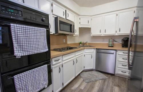 Spacious Stay for 12 - Central Fort Worth - Photo 12