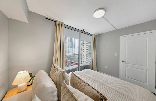 Luxurious 3BR Condo with Pool in Brickell - Photo 61