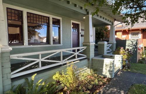 *Boho Bungalow-King-Backyard-Full Kitchen-W/D* - Foto 14