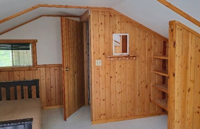 Rustic Beaverfoot Lodge Executive Cabin - Photo 4