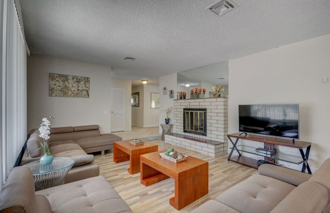 Luxurious 4BR House with Large Pool Near Strip - Foto 13