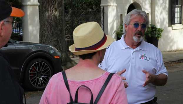 Atendiendo a las explicaciones del guía