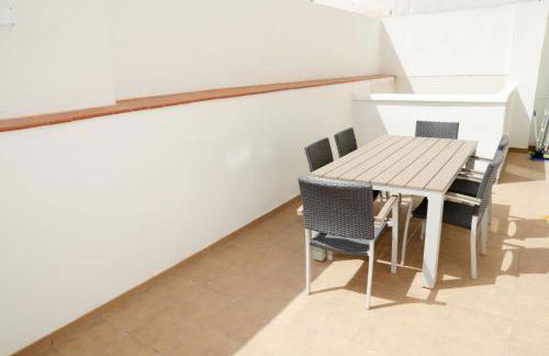 Quiet, Modern Apartment - Photo 9