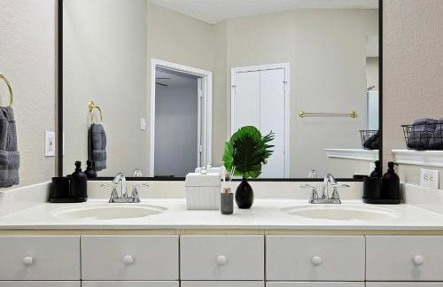 Modern Comforts & Classic Charm w Pool 5BD - Foto 24