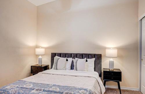 Luxury 6 BR Home Large Pool & Spa with Grassy Yard - Photo 4