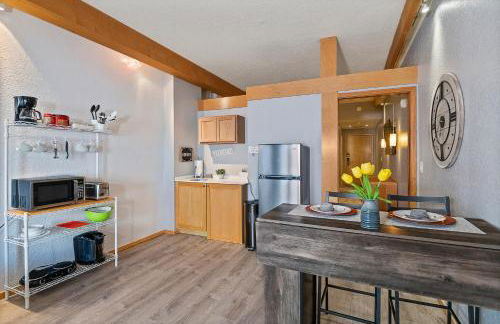 Couples Getaway - Sweet Retreat - European Village Best Location - Foto 5