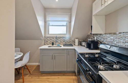 Modern 2BR Near NYC with Free Parking and Workspace - Foto 11