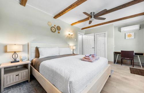 Boho Tiki Villa w Heated Saltwater Pool, King Beds & 6TVs - Photo 11