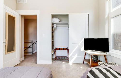 Walk to Mile High Stadium Modern Denver Townhome - Foto 18