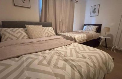 Cosy 2 Bedroom House - Large Driveway, EV Socket, WiFi, Contractor & Leisure Stays - Foto 1